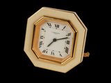 une petite horloge dont le cadran est orné de chiffres romains