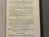 un livre ouvert sur une table, sur lequel on peut lire quelque chose