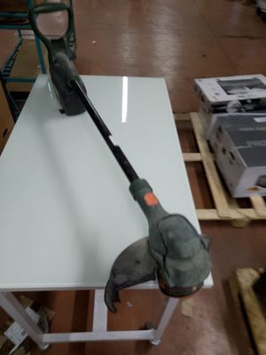 une petite table sur laquelle est posé un outil