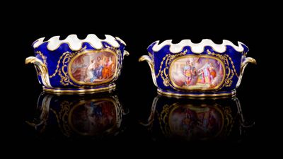 une paire de vases bleus et dorés ornés de portraits