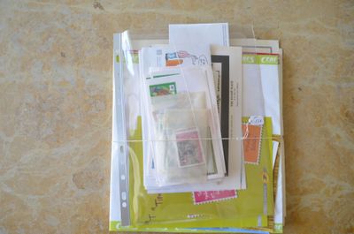 une pile de papiers et un stylo posés sur une table