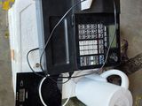 un téléphone portable posé sur un rocher, à côté d'une tasse de café