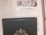un livre ouvert sur une table à côté d'un livre