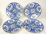 trois assiettes bleues et blanches ornées de motifs, posées sur une table