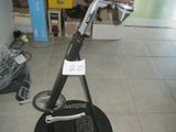 un vélo posé sur un support dans une pièce