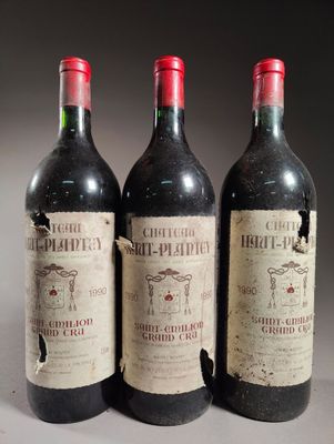 trois bouteilles de vin rouge posées sur une table
