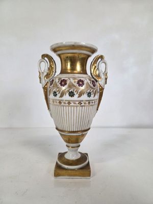 un vase posé sur un support sur une table