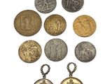 une image représentant un ensemble de pièces de monnaie et un pendentif en forme de pièce, sur fond blanc