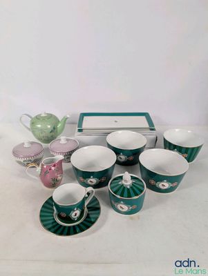 plusieurs tasses et soucoupes posées sur une table