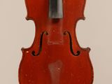 un vieux violon avec un archet accroché à son dos