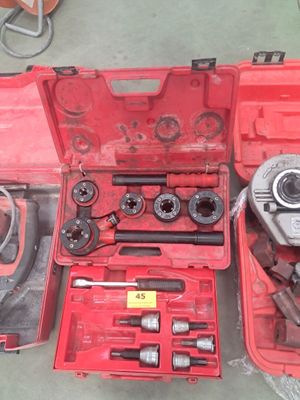 une caisse à outils rouge avec des outils sur le sol