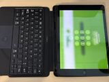 deux tablettes et un ordinateur portable posés sur une table