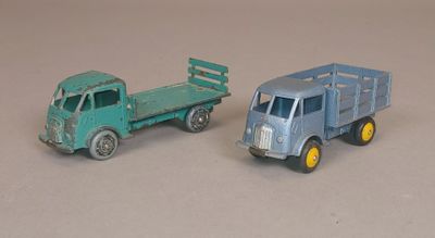 deux camions jouets assis l'un à côté de l'autre sur une table