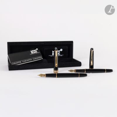 une image représentant un stylo et une carte de visite dans une boîte noire