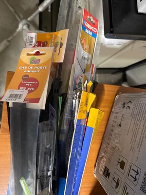 beaucoup de stylos et de crayons posés sur un bureau