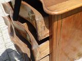 un bureau en bois à quatre tiroirs et une chaise
