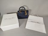 Des sacs à main et des porte-monnaie Christian Dior sont exposés sur une table