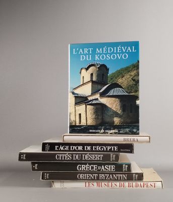 plusieurs livres sont empilés sur une table