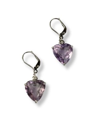 une paire de boucles d'oreilles en améthorate et diamants sur fond blanc