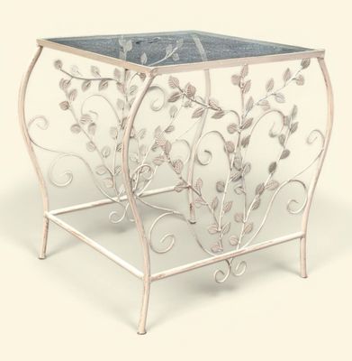 une table en métal surmontée d'un plateau en marbre