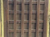 une vieille fenêtre en bois munie d'un croisillon