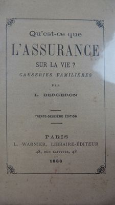 un vieux livre dont la couverture est ornée d'une image de cheval