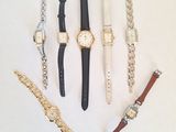 de nombreuses montres et bracelets posés sur un fond blanc