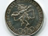 une vieille pièce de monnaie sur laquelle figure une femme tenant une raquette de tennis