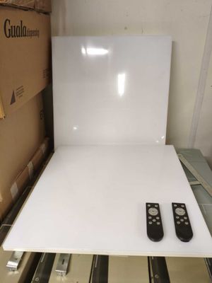deux télécommandes posées sur un tableau blanc
