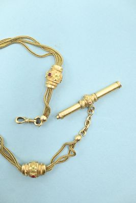 an image of a gold necklace with a bar and a chain