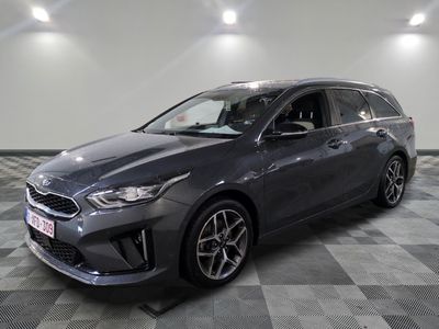 une voiture grise garée sur le sol en damier d'un garage