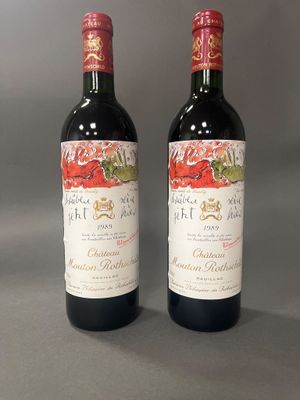 deux bouteilles de vin posées l'une à côté de l'autre sur une table