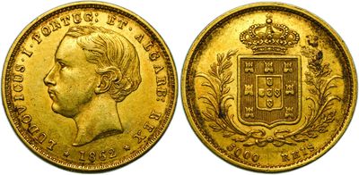 a gold sovereign coin with a crown on top of it