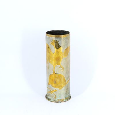 un vase orné d'une fleur jaune sur fond blanc