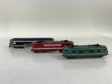 trois petits trains posés sur une surface blanche