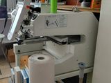 une photo d'une machine à coudre dans une petite pièce