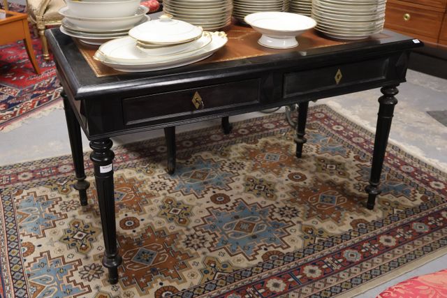 Bureau plat Napoléon III en bois noirci ouvrant à deux tiroirs en...
