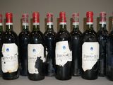 six bouteilles de vin sont alignées sur une table