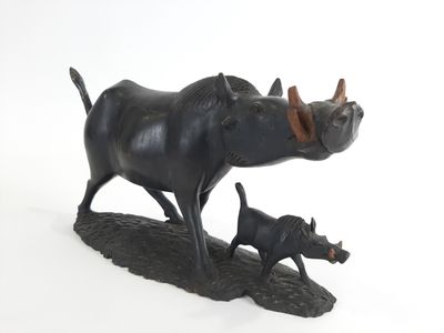 statue représentant un taureau noir et un veau sur fond blanc