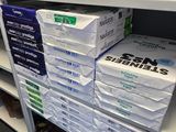 beaucoup de cartons sur les étagères du magasin