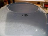 un grand bol bleu sur lequel est inscrit le mot « Avon »