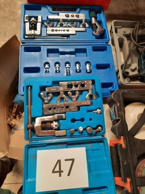une boîte bleue contenant des outils, posée sur le sol