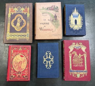 Six livres sont alignés sur une table, avec un château en arrière-plan.