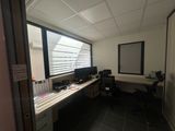 un bureau équipé d'un ordinateur et d'un écran, dans une pièce