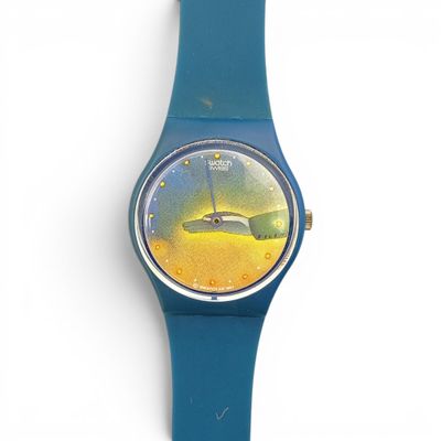 une montre bleue sur laquelle est représentée une baleine