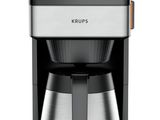 une cafetière noire et argentée sur fond blanc