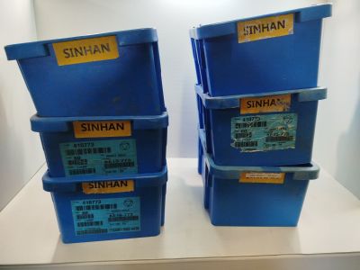 trois récipients en plastique bleus posés sur une table blanche