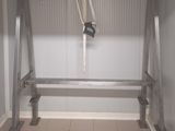une photo d'une salle de bains avec un porte-serviettes et des toilettes