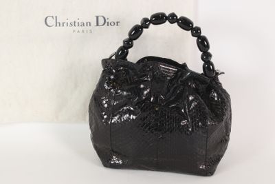 Sac à main Christian Dior en cuir verni noir avec anses en chaîne