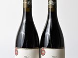 deux bouteilles de vin rouge posées sur une table en bois